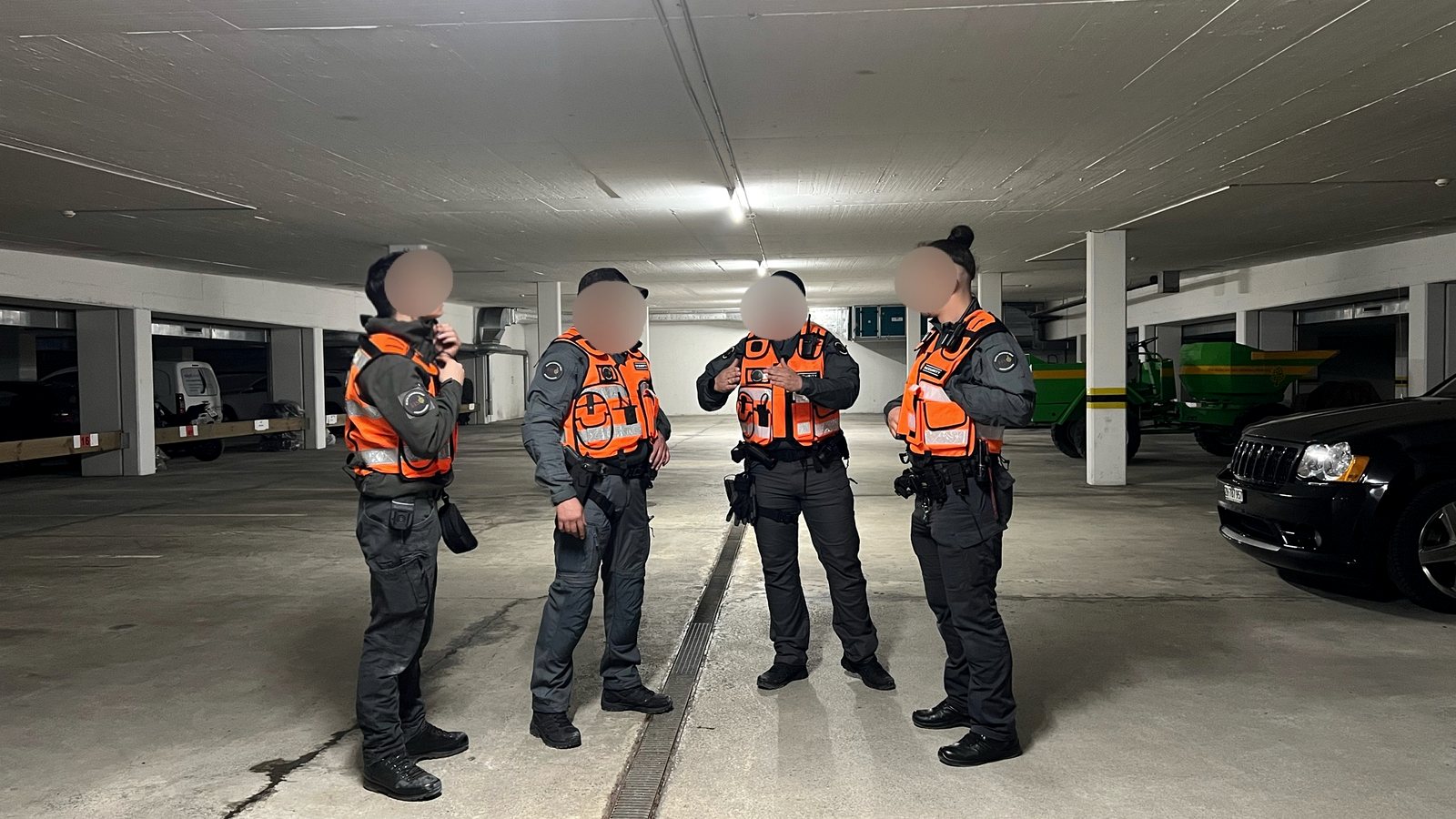Operationeel team bespreekt een veilige aanpak tijdens een praktijktraining
